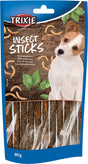 Verpackung von Hundefutter mit der Aufschrift "Insect Sticks", einem Hundebild und Mehlwürmern auf holzartigem Hintergrund.