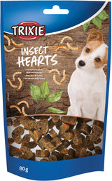 Hundesnack-Verpackung von Trixie mit Mehlwürmern als Zutat, blauer Hintergrund, Bild eines Hundes.