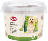 Runde Plastikdose mit durchsichtigem Deckel und Aufkleber "Trixie Vegan Cookies Mini Bones" sowie Hundebild.