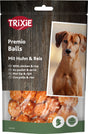 Verpackung mit braunem Hund, "TRIXIE Premio Balls" Aufschrift, enthält Huhn und Reis, transparente Front zeigt orange-weiße Leckerbissen.