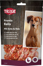 Hundefutter-Verpackung mit Bild eines Hundes, Text "TRIXIE Premio Balls mit Ente &amp; Reis", rote Snack-Kugeln sichtbar.