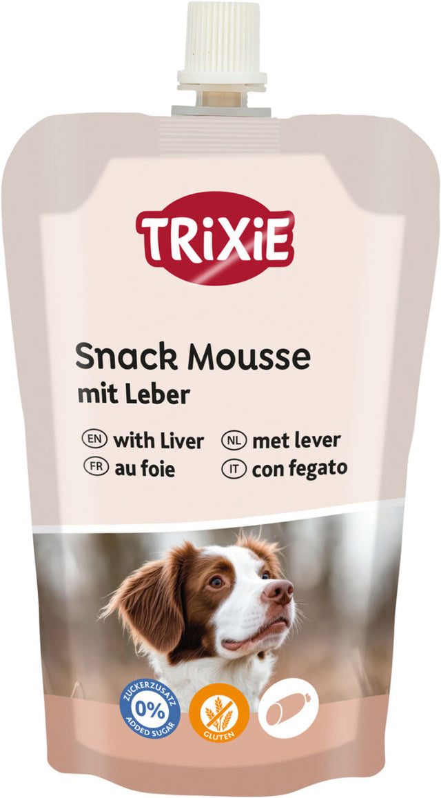 Eine beigefarbene Tüte mit dem Text "TRIXIE Snack Mousse mit Leber" und einem Hundebild darauf, inkl. Piktogrammen für zuckerfrei und glutenfrei.