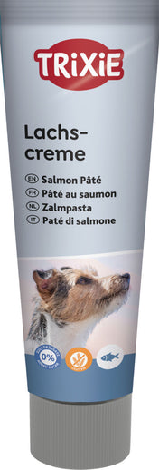 Eine silberne Tube mit der Aufschrift "Trixie Lachscreme" und einem Hundebild, darunter Symbole zu Zucker- und Glutenfreiheit.