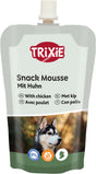 Trixie Snack Mousse für Hunde mit Huhn in einer Quetschpackung, abgebildet mit einem Foto eines Hundes.
