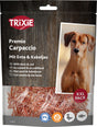 Eine Tüte Hundefutter von Trixie mit der Aufschrift "Premio Carpaccio mit Ente &amp; Kabeljau", daneben Bild eines Hundes.