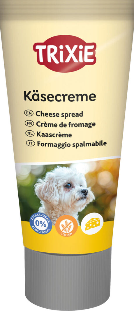 Eine Creme in einer gelben Tube mit grauem Verschluss, Aufschrift "Käsecreme", Bild von weißem Hund.