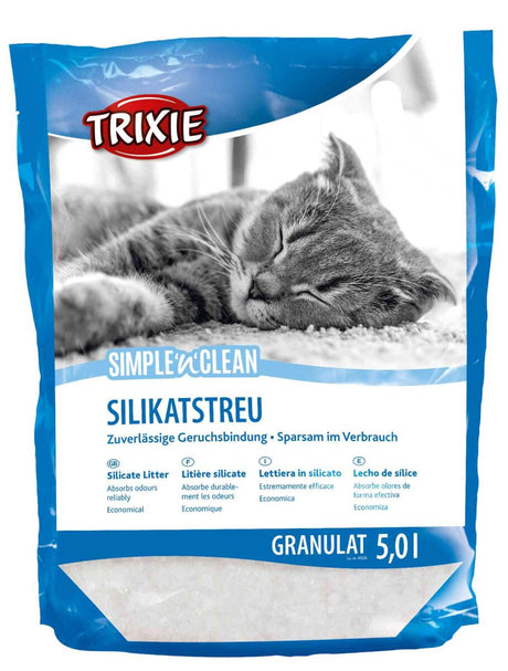 Verpackung eines Silikatstreus der Marke Trixie mit schlafender Katze im Hintergrund, Text betont Geruchsbindung und Sparsamkeit.