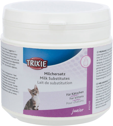Weiße Plastikverpackung mit lila und blauem Etikett, Aufschrift "Milchersatz für Kätzchen" und Katzenbild.