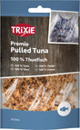 Tüte mit der Aufschrift "TRIXIE Premio Pulled Tuna 100 % Thunfisch" und einem Bild einer Katze, darin Thunfischstücke.