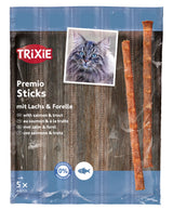 Verpackung von Katzensnacks mit Lachs und Forelle, blauer Bereich unten zeigt 0% Zuckerzusatz, Foto einer Katze.