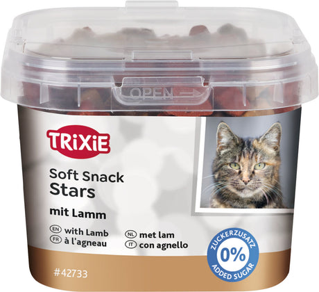 Transparente Plastikdose mit Katzenfutter "Trixie Soft Snack Stars mit Lamm", Katzenbild und 0% Zuckerzusatz.