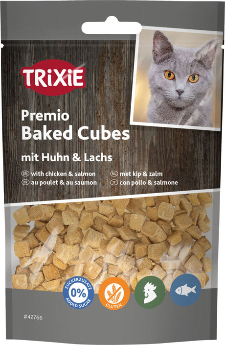 Verpackung mit der Aufschrift „Trixie Premio Baked Cubes mit Huhn &amp; Lachs” und einem Bild einer grauhaarigen Katze.