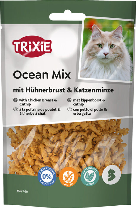 Verpackung eines Katzenfutters mit der Aufschrift "TRIXIE Ocean Mix mit Hühnerbrust &amp; Katzenminze", Bild einer Katze, Details in verschiedenen Sprachen.