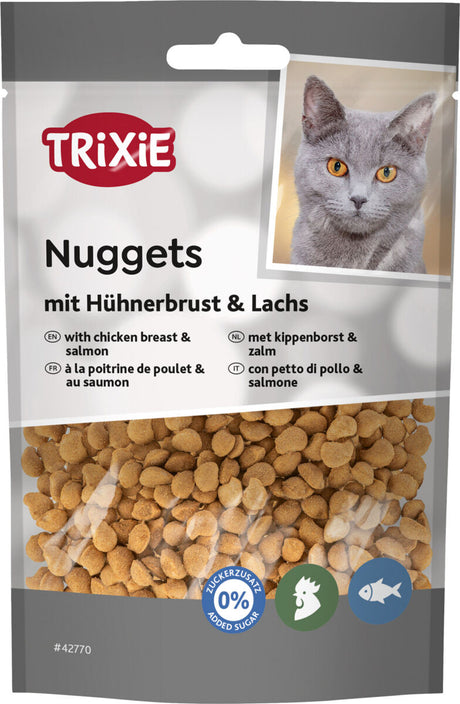 Katzennahrungspackung mit Hähnchenbrust und Lachs, Katze auf Verpackung, Nugget-Form, ohne Zuckerzusatz.