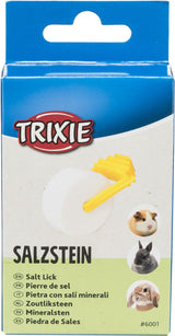 Verpackung eines Salzsteins mit gelbem Halter, Markenname oben, Abbildungen eines Meerschweinchens und Kaninchens unten.