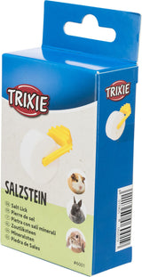 Blauer Karton mit der Aufschrift "Trixie Salzstein" und Bildern von Kleintieren, zeigt gelbes Befestigungselement.