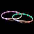 Zwei LED-Leuchtbänder in unterschiedlichen Farben, eines mit lila und weiß, das andere mit grün und rot leuchtend.