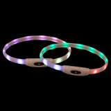 Zwei LED-Leuchtbänder in unterschiedlichen Farben, eines mit lila und weiß, das andere mit grün und rot leuchtend.