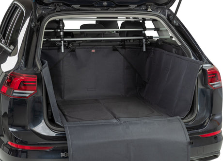 Der Kofferraum eines Autos ist mit einer schwarzen Schutzmatte ausgekleidet.