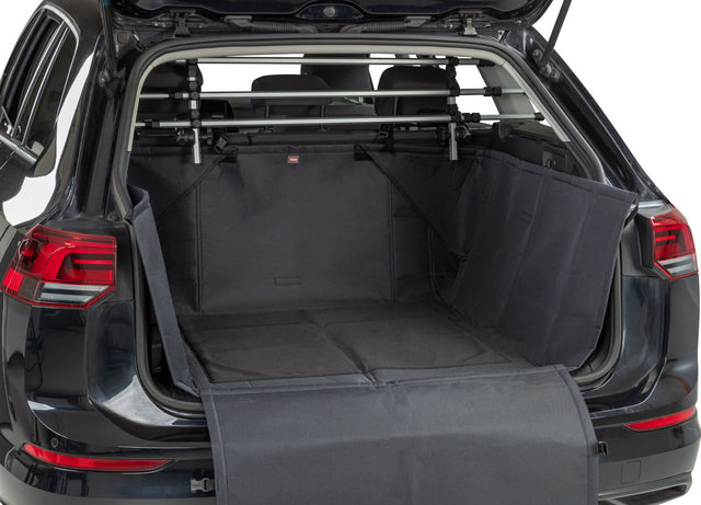 Der Kofferraum eines Autos ist mit einer schwarzen Schutzmatte ausgekleidet.
