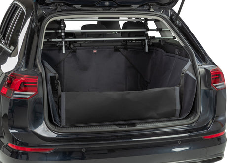 Geöffneter Kofferraum eines Autos mit schwarzem Schutzbezug im Inneren.