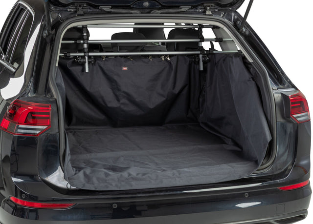 Der Kofferraum eines Autos ist mit einer schwarzen Schutzmatte ausgekleidet.