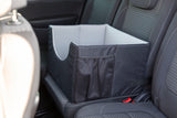 Schwarzer Autositzeinsatz mit grauer Innenverkleidung auf Rücksitz, mit Netztasche an der Seite.