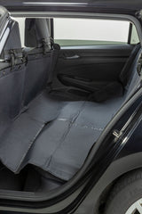 Schwarze Autoschondecke bedeckt die Rückbank eines Autos.