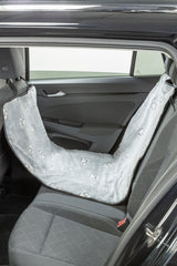 Graue Autoschondecke mit Pfotenmuster hängt auf dem Rücksitz eines Autos.
