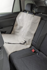 Beige Schutzdecke für Rücksitzbank im Auto mit Befestigung und Gurtclip.