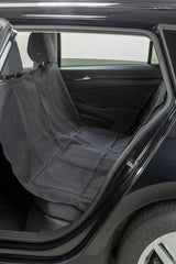 Schwarze Autoschondecke auf Rücksitz eines Autos, sichtbar durch geöffnete Autotür.