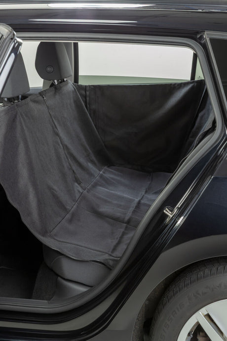 Schwarze Autoschondecke auf Rücksitz eines Fahrzeugs ausgebreitet.