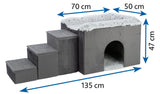 Graue Stufenstruktur mit Drei-Stufen-Design und pelziger Höhle, Maße: 135 cm Länge, 70 cm Breite, 47 cm Höhe.