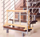 Kinderschutzgitter aus Holz und Metall an einer modernen Treppe mit dunklen Stufen und Metallgeländer.