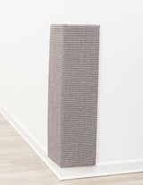 Eckige Wandverkleidung aus grauem, geripptem Material, montiert an einer weißen Wand mit Holzfußboden.