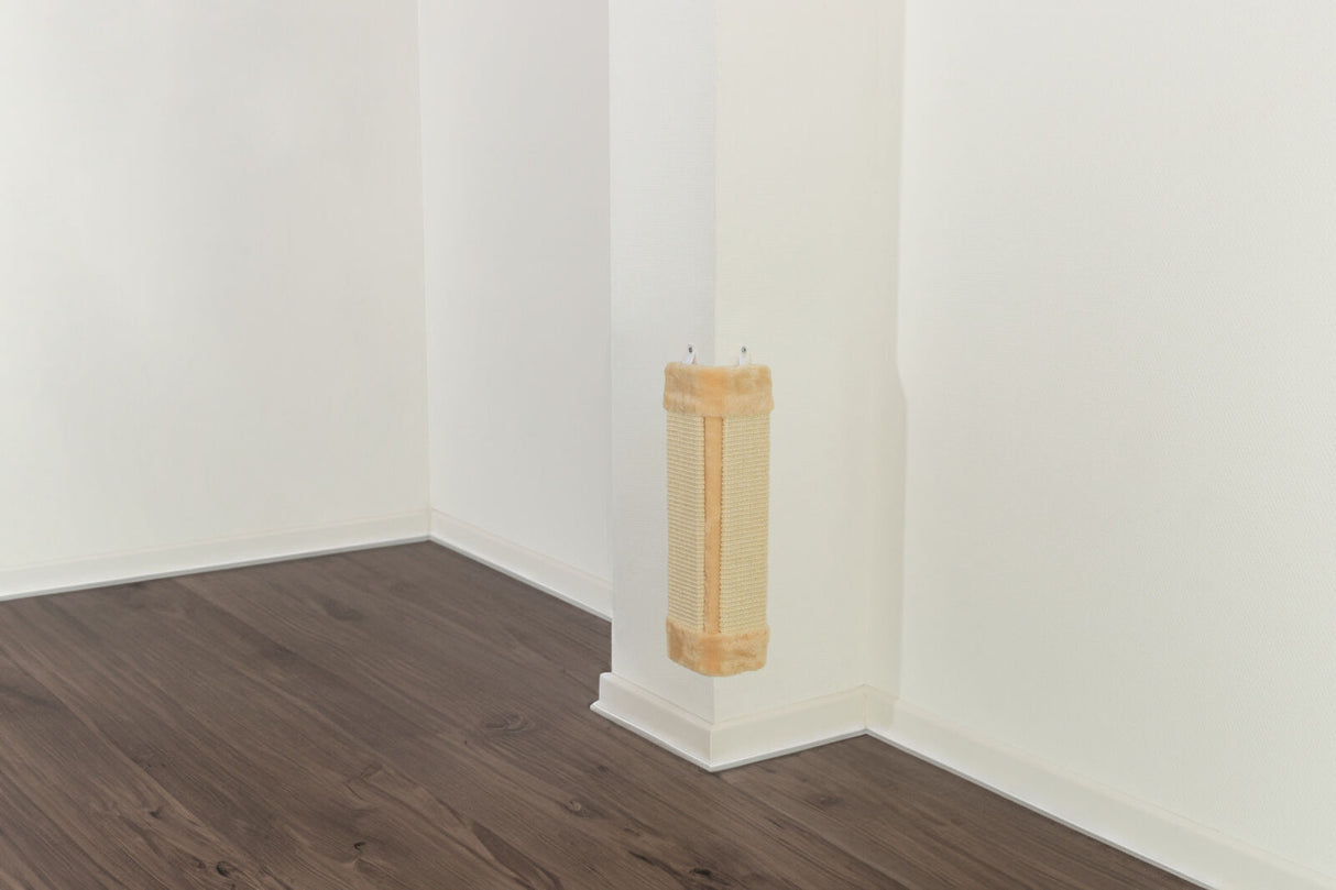 Helles Zimmer mit weißer Wand und dunklem Holzboden, ein beigefarbener Kratzschutz ist an der Ecke der Wand angebracht.