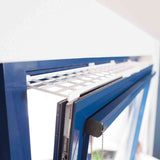 Ein geöffnetes blaues Fenster mit einem weißen Sicherheitsgitter an der Oberseite und einer Kette an der Seite.