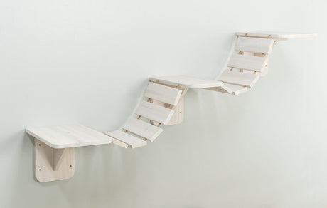 Wandmontiertes, gebogenes Kletterregal aus hellem Holz mit drei Plattformen und verbindenden Latten.