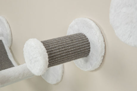 Ein an der Wand befestigter, gepolsterter Klettergriff aus grauem, geflochtenem Material und weißem Plüsch.