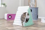 Getigerte Katze tritt aus dreieckiger, grüner Spielhöhle auf Holzboden.