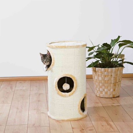 Beige Kratztonne mit Öffnungen und Spielball, aus denen eine Katze herausschaut, neben einer Pflanze auf Holzboden.