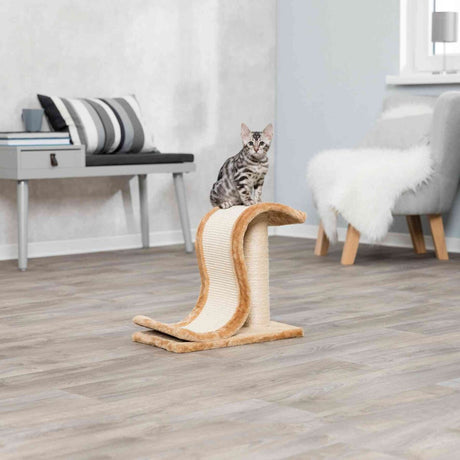 Kleine getigerte Katze sitzt auf einem beigen Kratzbaum in einem modern eingerichteten Wohnraum.