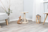 Eine rote Katze spielt mit einem beigen Kratzbaum auf einem hellen Laminatboden in einem modern eingerichteten Raum.