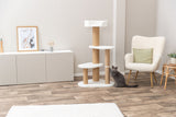 Wohnzimmer mit hellem Holzfußboden, Kratzbaum, grauer Katze, cremefarbenem Sessel, weißem Sideboard und Wandbild.