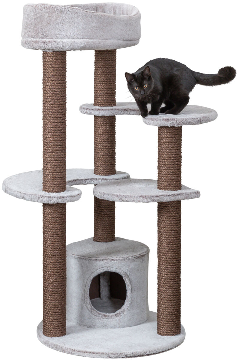 Kratzbaum mit mehreren Ebenen und grauem Stoff, braune Sisalstämme, eine schwarze Katze steht auf einer Plattform.