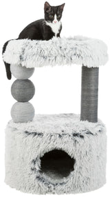 Schwarz-weiße Katze sitzt auf einem grau flauschigen Kratzbaum mit Höhle und verschiedenen Ebenen.
