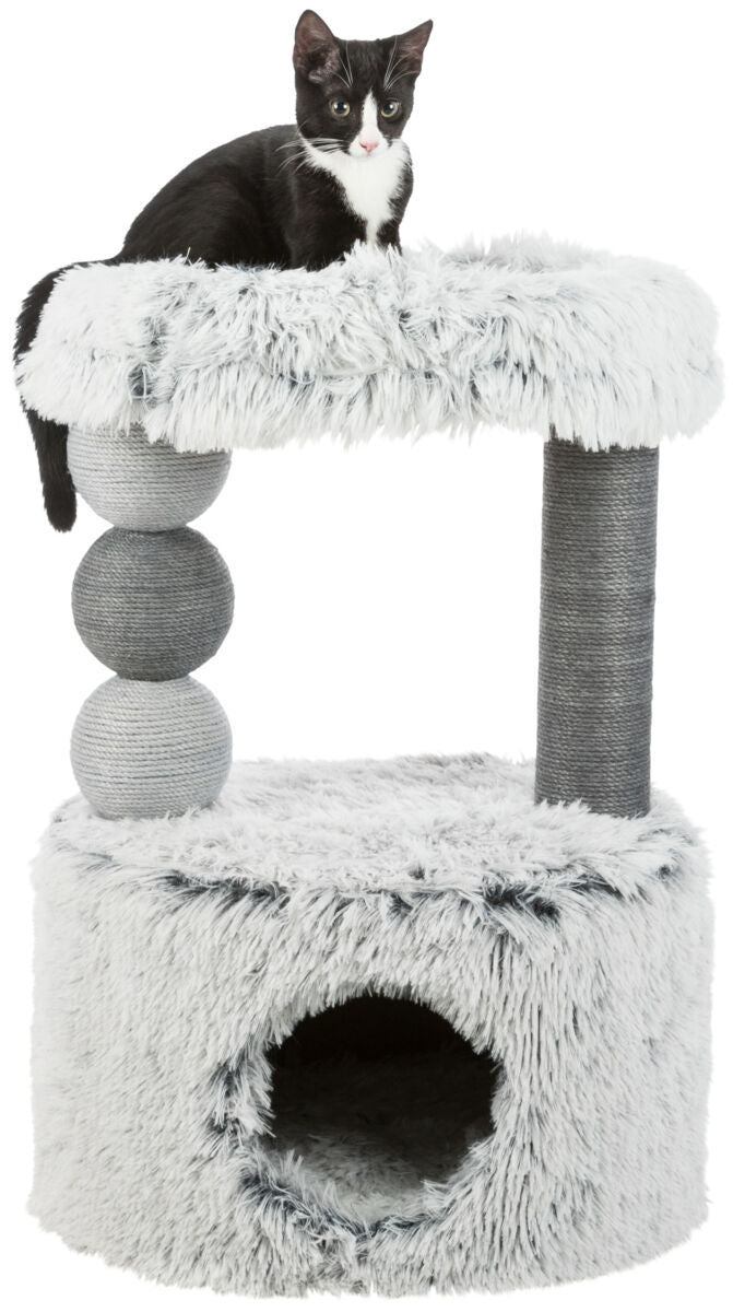 Schwarz-weiße Katze sitzt auf einem grau flauschigen Kratzbaum mit Höhle und verschiedenen Ebenen.