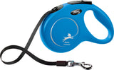 Blaue Hundeleine mit Griff, schwarzem Band und Metallkarabiner, Marke "flexi classic" sichtbar auf der Leine.