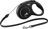 Schwarze, automatische Hundeleine mit ergonomischem Griff und einem silbernen Karabiner am Ende der Schnur.