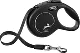 Schwarze einziehbare Hundeleine mit Kunststoffgriff und silbernem Karabinerhaken, Markenname "flexi classic" sichtbar.